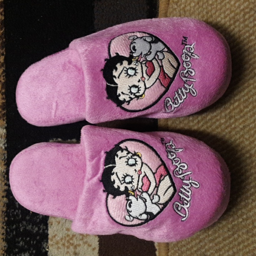 NEW!Betty Boop Women's Plush Pin-up  Scuff Non-Skid Slippers.